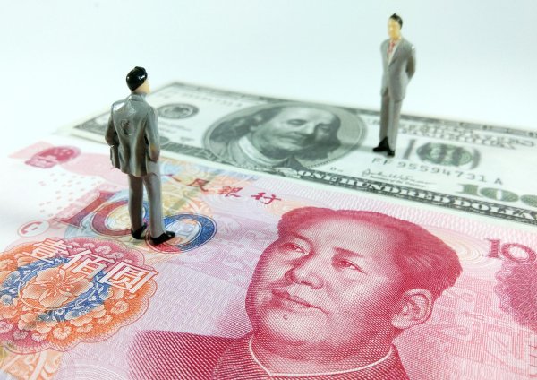 佰亿配资 关税冲击下再显韧性，人民币汇率趋稳走势不改